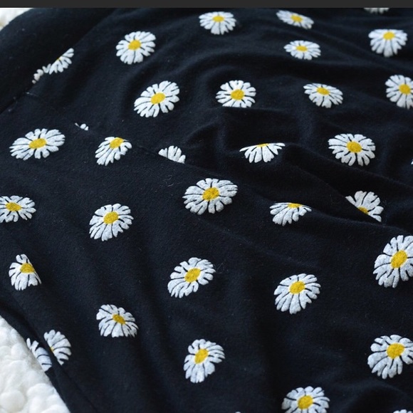 🔴Ardene short skirt with daisies - Picture 5 of 9